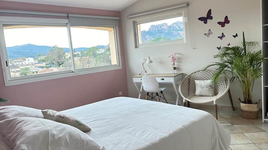 2 Hebergements - 10 Couchages - Parking, Piscine, Jacuzzi - Convivialite Roquebrune-sur-Argens Eksteriør bilde