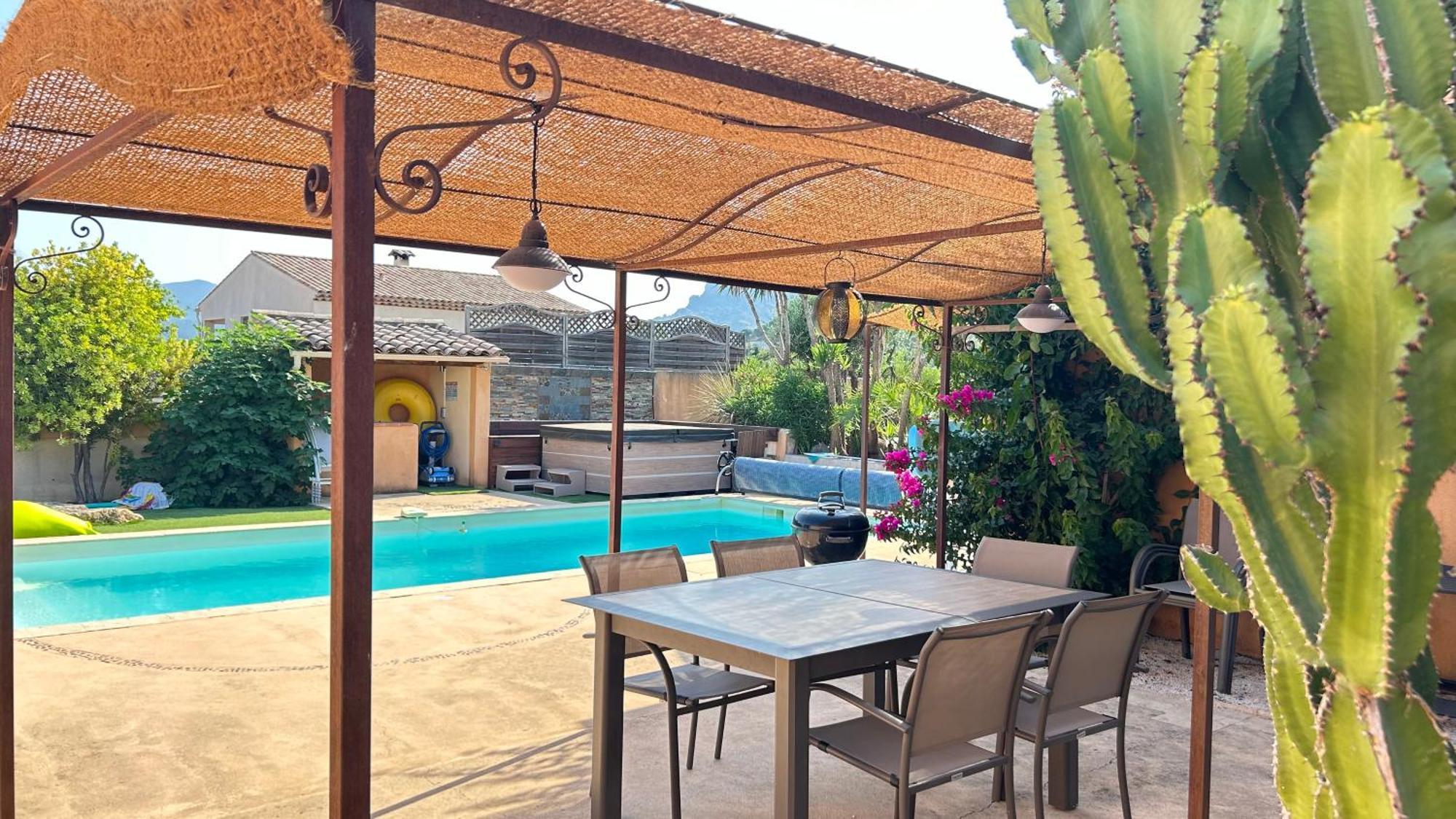 2 Hebergements - 10 Couchages - Parking, Piscine, Jacuzzi - Convivialite Roquebrune-sur-Argens Eksteriør bilde