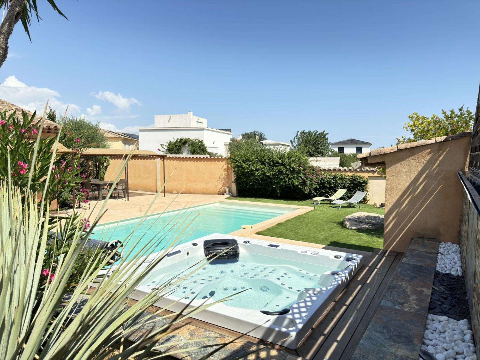 2 Hebergements - 10 Couchages - Parking, Piscine, Jacuzzi - Convivialite Roquebrune-sur-Argens Eksteriør bilde